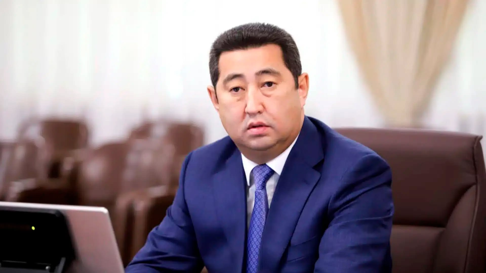 Проигравший и ослабленный: наверху решили дать увесистую оплеуху министру Сапарову