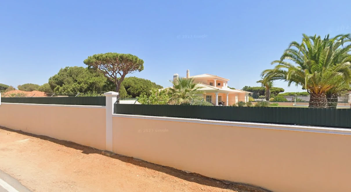 Вилла за €5 млн и розыскное дело: брат экс-спикера Мажилиса обосновался в Португалии